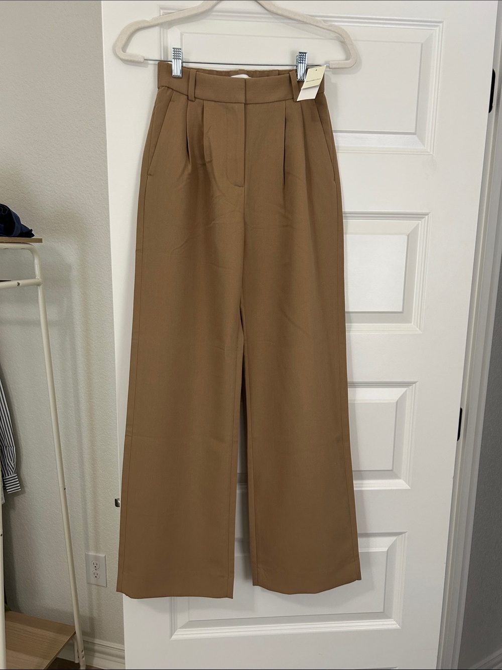 Abercrombie & Fitch women’s Tan Pleated Trousers